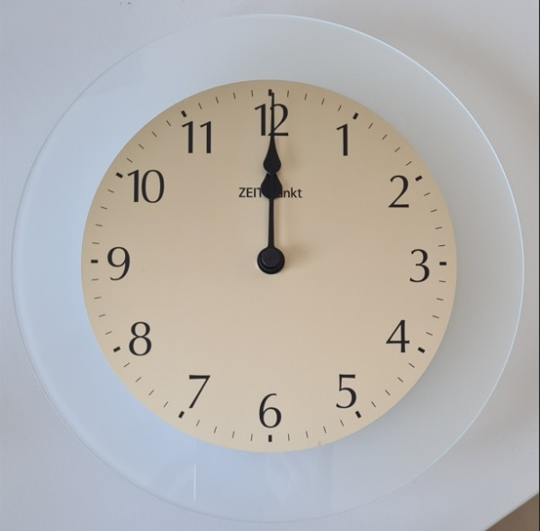 Funkwanduhr Funkuhr Wanduhr "Klara" aus satiniertem Glas mit Pendel, 23 x 37 cm, gold