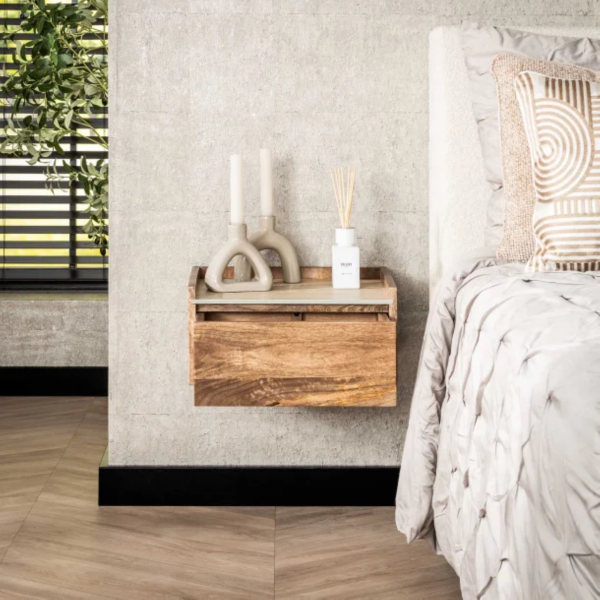 Nachttisch „Terra“ – schwebend, 1 Schublade, Massivholz Mango mit Travertin-Optik 40×35×19 cm