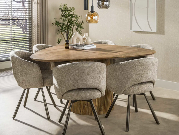 Esstisch "Velano Sand" – Dreieckiges Design aus massivem Mangoholz mit exklusivem Wellenfuß