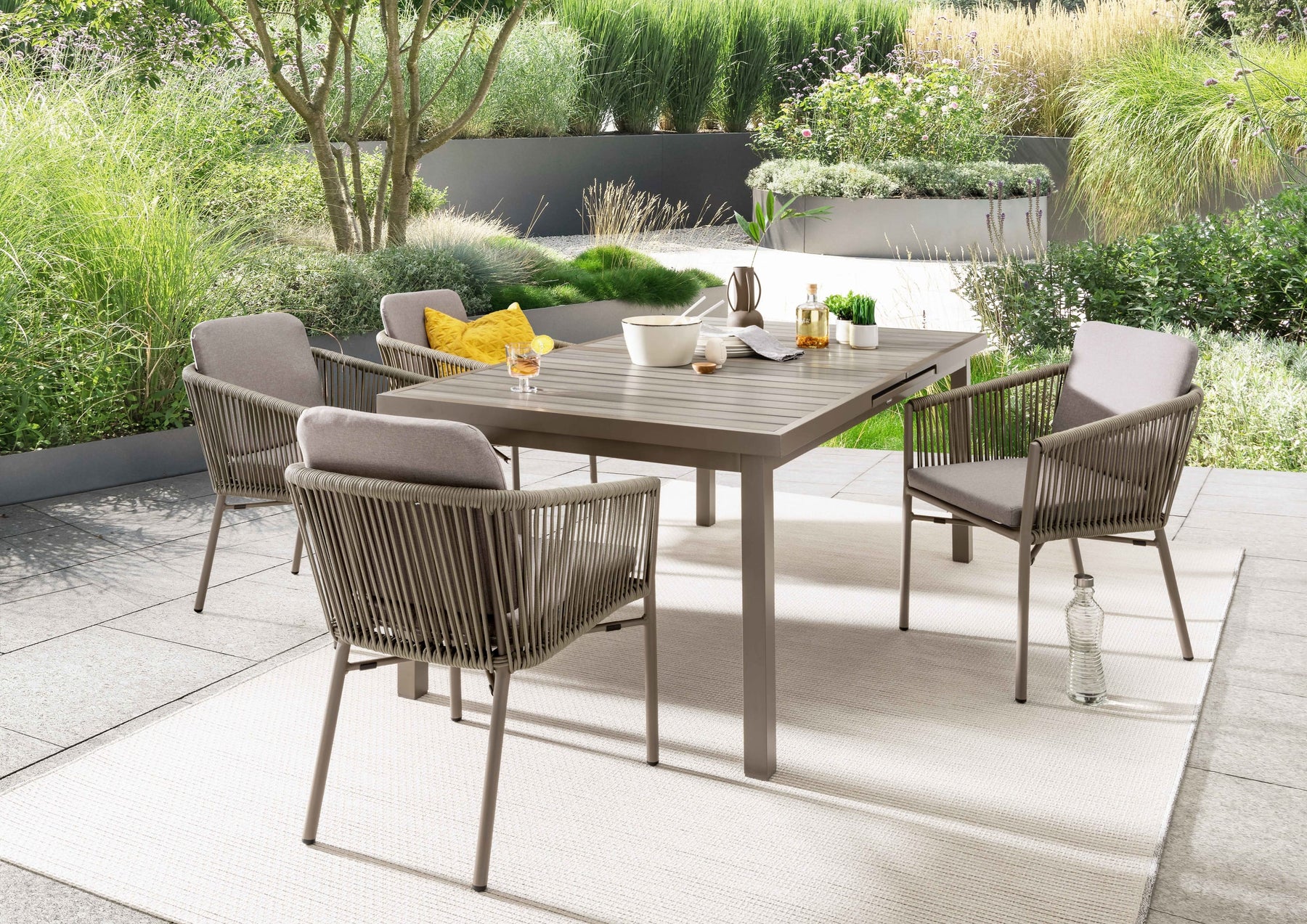 Essgruppe „Maja“ – 1 Ausziehtisch 165/215 x 100 cm + 4 Sessel, Aluminium, Taupe, Garten-Balkonmöbel-Set | Beauty.Scouts