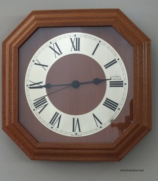 Funk Wanduhr "Peter" aus massivem Holz, Ziffernblatt aus Aluminium in Messingoptik, 27x27 cm, buche-kirschoptik