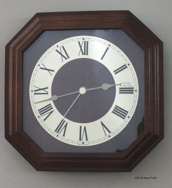 Funk Wanduhr "Rolf" aus massivem Holz, Ziffernblatt aus Aluminium in Messingoptik, 27x27 cm, buche-nussoptik