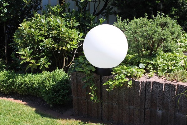 LED Gartenleuchte "Kugel" weiss inkl Fernbedienung , Farbwechsel u Kunststoffsockel 40cm