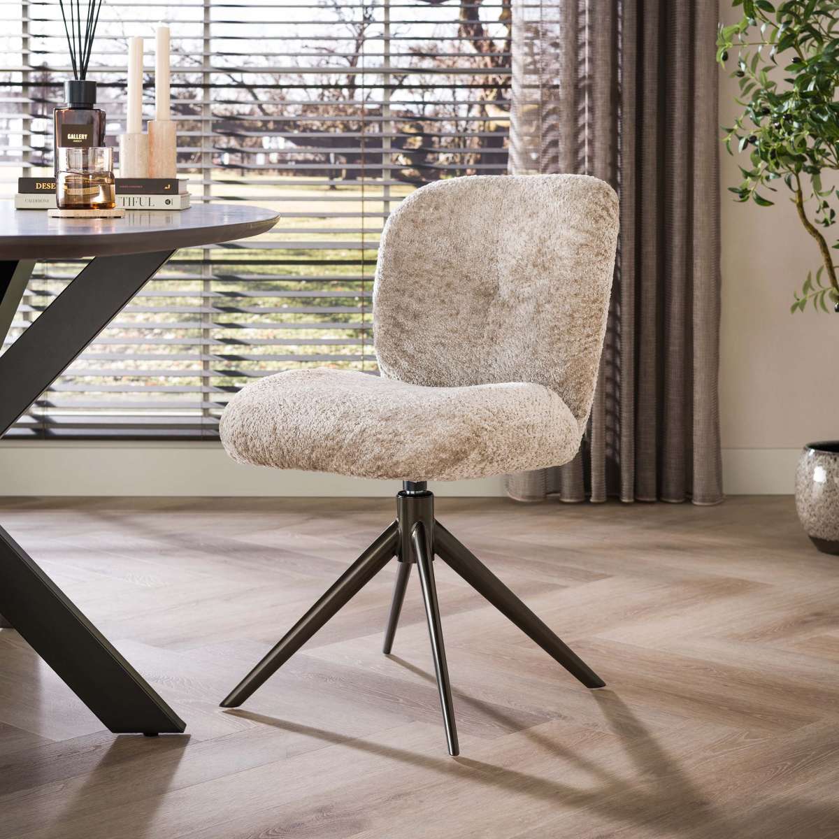 Möbel und Wohnwelten bequem online kaufen ✓ versandkostenfrei ✓ Kauf auf Rechnung ✓ Ratenzahlung ✓ Möbel für u.a. Wohn-, Ess- und Schlafzimmer sowie für Küche und Bad! Kurze Lieferzeiten ✓ Gratis-Transporter ✓